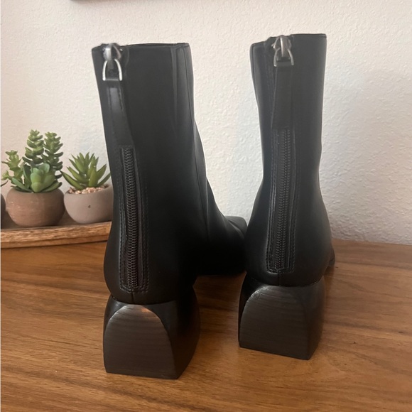 Paola
Size 9
Black boots 
2” Heels
New - Picture 2 of 9